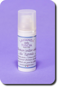 AFTERSHAVE LENITIVO ANTIAGE: formulazione naturale con caffeina del thè verde e olio essenziale di lavanda, combinazione che stimola la pelle del viso dell'uomo dopo la rasatura.